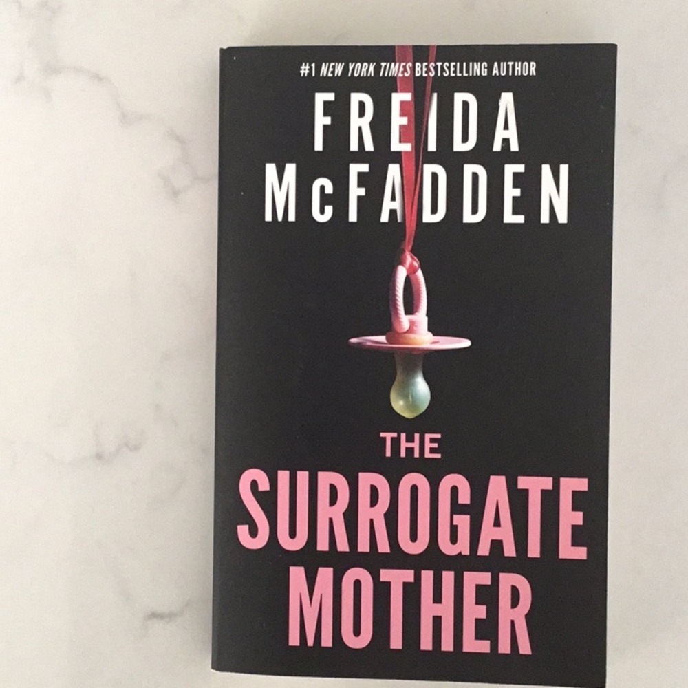 The Surrogate Mother, paperback by Frieda McFadden